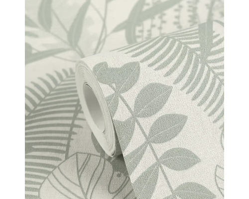 Rolka tapety so vzorom listov.
