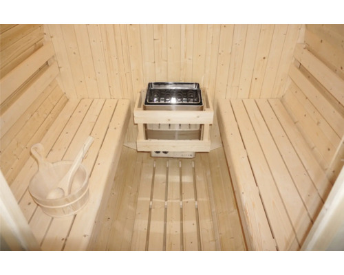 Vnútorná sauna s kachľami a vedrom na vodu