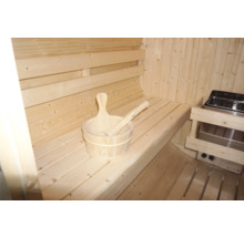 Drevená sauna s vedrom a naberačkou