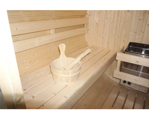Drevená sauna s vedrom a naberačkou