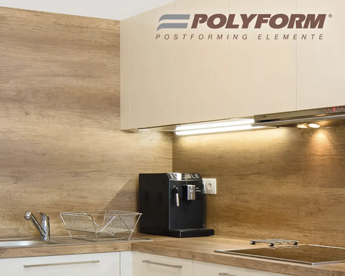 Kuchynská scéna s drezom, pracovnou doskou, hornými skrinkami a logom Polyform