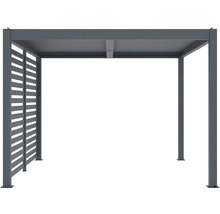 Voľne stojaca sivá hliníková pergola s lamelovou stenou