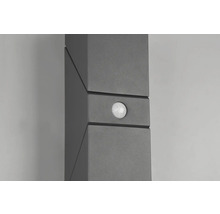 Detail šedého vonkajšieho svetla s pohybovým senzorom.