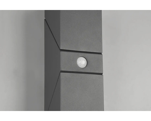 Detail šedého vonkajšieho svetla s pohybovým senzorom.