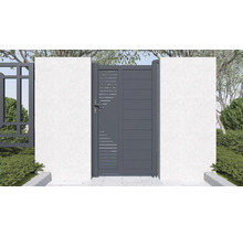 Hliníková záhradná bránka s vodorovnými lamelami medzi dvoma bielymi stenami