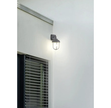 Kovové nástenné svietidlo osvetľuje vonkajší priestor