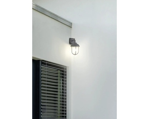 Kovové nástenné svietidlo osvetľuje vonkajší priestor