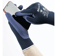 Ruky v pracovných rukaviciach MaxiFlex ovládajú mobilný telefón