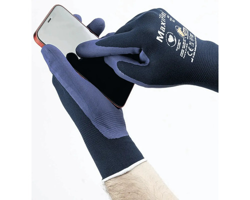 Ruky v pracovných rukaviciach MaxiFlex ovládajú mobilný telefón