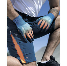 Muž kľačí s pracovnými rukavicami