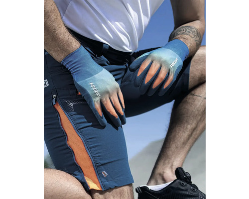 Muž kľačí s pracovnými rukavicami