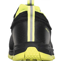 Čierna bežecká obuv so žltými akcentmi, pohľad zozadu