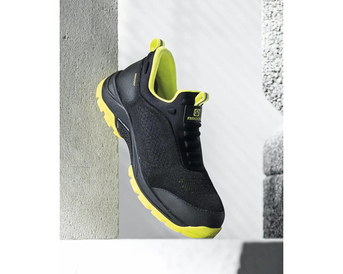 Čierna pracovná obuv so žltou podrážkou