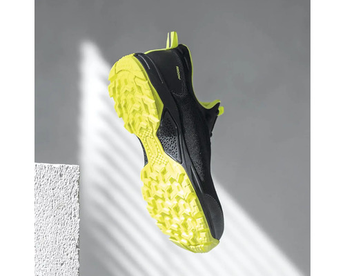 Čierna bežecká obuv s profilovanou podrážkou