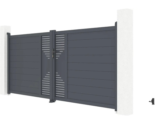 Hliníková posuvná brána s vodorovnými lamelami a ozdobnými výrezmi medzi dvoma stĺpikmi brány