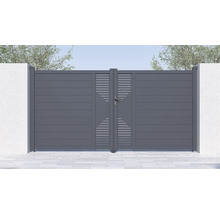 Sivá hliníková posuvná brána s vodorovnými lamelami a geometrickým vzorom