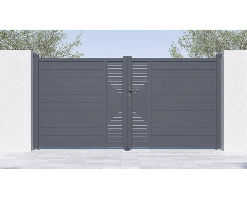 Sivá hliníková posuvná brána s vodorovnými lamelami a geometrickým vzorom