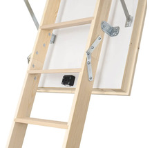 Detail drevených podkrovných schodov s kovaním a zámkom