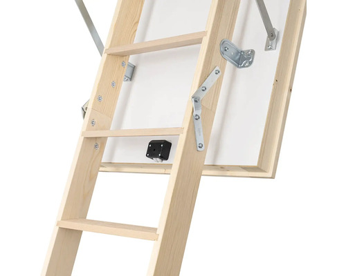 Detail drevených podkrovných schodov s kovaním a zámkom