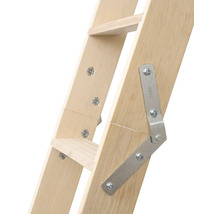 Detail drevených schodov s kovovým závesom