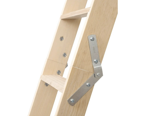 Detail drevených schodov s kovovým závesom