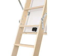 Detail drevených podkrovných schodov s kovaním