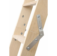 Detail drevených schodov s kovovými kovaniami