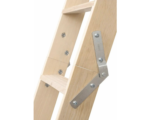 Detail drevených schodov s kovovými kovaniami