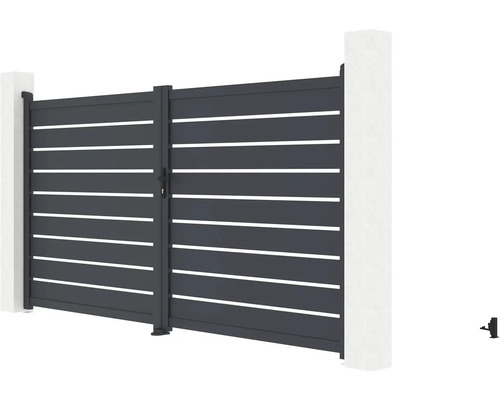 Horizontálna hliníková posuvná brána medzi dvoma betónovými stĺpmi