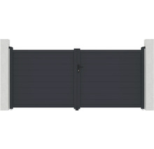 Dvojkrídlová hliníková brána medzi dvoma betónovými stĺpikmi