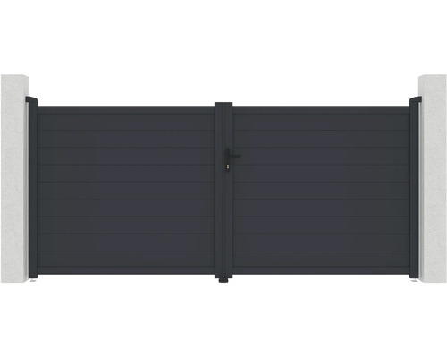 Dvojkrídlová hliníková brána medzi dvoma betónovými stĺpikmi