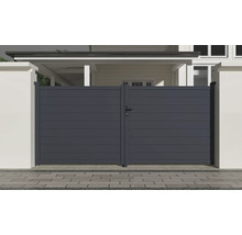 Dvojkrídlová brána z hliníka pred obytným domom