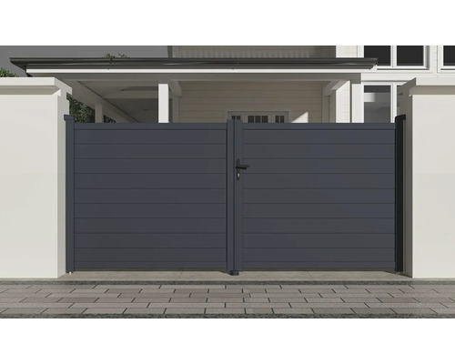 Dvojkrídlová brána z hliníka pred obytným domom