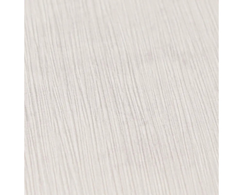 Detail tapety s jemnou vertikálnou líniovou štruktúrou.