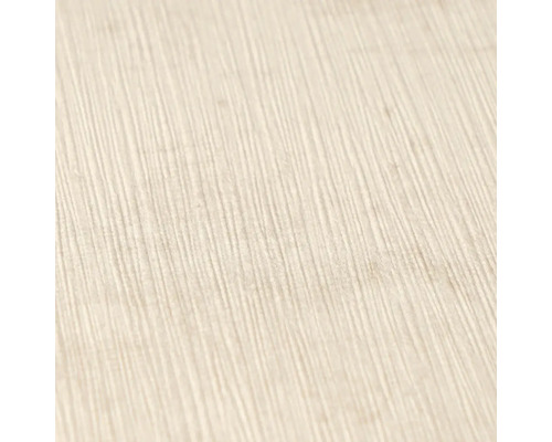 Detail tapety s vertikálnou líniovou štruktúrou a jemnou zrnitosťou.