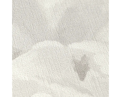 Detail vliesovej tapety s ľanovou štruktúrou a obláčikovým akvarelovým vzorom v sivej a bielej farbe.