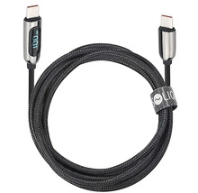 Čierny nabíjací kábel USB typu C s digitálnym ukazovateľom výkonu.