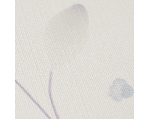 Detail jemne štruktúrovanej tapety s kvetinovým akvarelovým vzorom vo fialovej a sivej farbe.