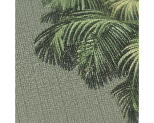 Detail vliesovej tapety so vzorom palmových listov a jemnou ľanovou štruktúrou.