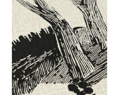 Detail štruktúrovanej tapety s čiernym grafickým vzorom stromu v štýle drevorezu.