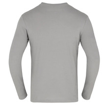 Sivé tričko s dlhým rukávom, pohľad zozadu