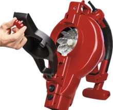 Červený vysávač lístia s otvoreným puzdrom na zobrazenie ventilátora.