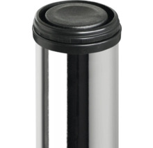 Detailný záber pätky s čiernou zátkou a striebornou rúrkou