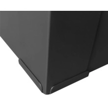 Detail rohu oceľového kvetináča