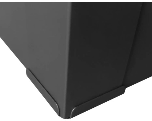 Detail rohu oceľového kvetináča