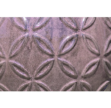 Detail povrchu kvetináča s kvetinovým vzorom