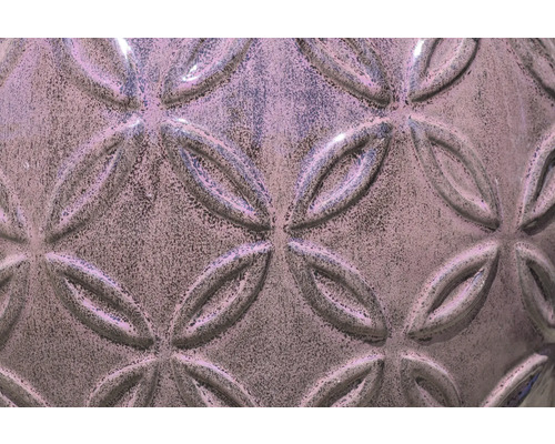 Detail povrchu kvetináča s kvetinovým vzorom