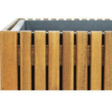 Detailný pohľad na kvetináč z drevených lamiel