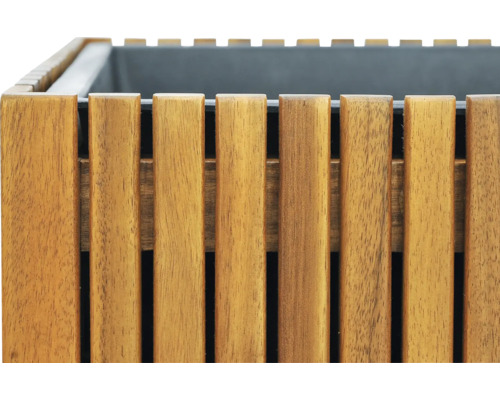 Detailný pohľad na kvetináč z drevených lamiel