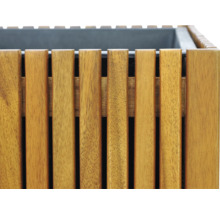 Drevený kvetináč s lamelovým vzorom